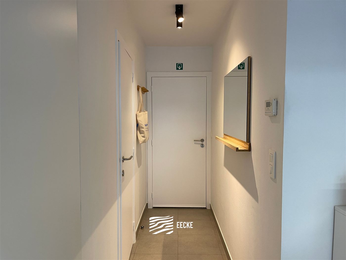 TE HUUR OP JAARBASIS - gemeubeld - studio met slaaphoek - ingerichte keuken - 1 badkamer - klein terras vooraan - lift - 50 euro provisie syndickosten...