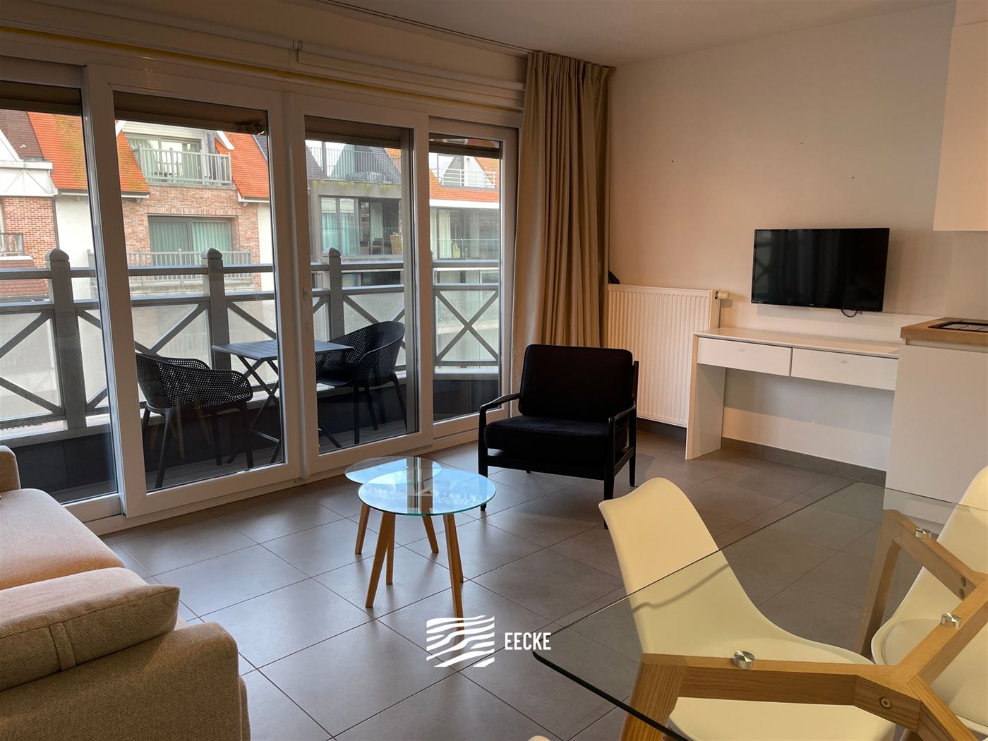 TE HUUR OP JAARBASIS - gemeubeld - studio met slaaphoek - ingerichte keuken - 1 badkamer - klein terras vooraan - lift - 50 euro provisie syndickosten...