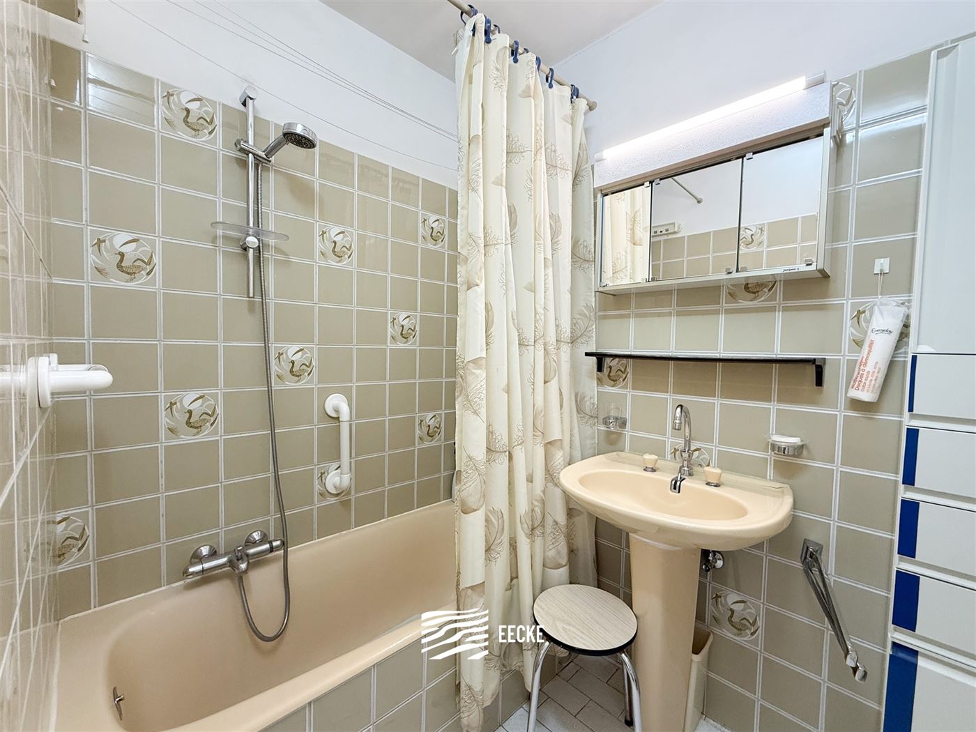 Rers. Mermaid I 0402 - Zonnig appartement met slaapkamer - Centraal gelegen in de winkelstraat op de vierde verdieping - Inkom - Apart toilet - Badkam...