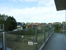 TE HUUR OP JAARBASIS - gemeubeld appartement op vakantiedomein Karthuizer met uniek zicht op natuurgebied - living met zijdelings zeezicht - ingericht...