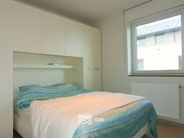 TE HUUR OP JAARBASIS - gemeubeld appartement op vakantiedomein Karthuizer met uniek zicht op natuurgebied - living met zijdelings zeezicht - ingericht...