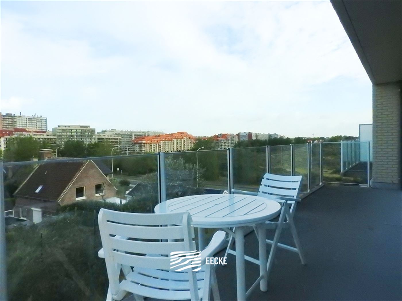 TE HUUR OP JAARBASIS - gemeubeld appartement op vakantiedomein Karthuizer met uniek zicht op natuurgebied - living met zijdelings zeezicht - ingericht...