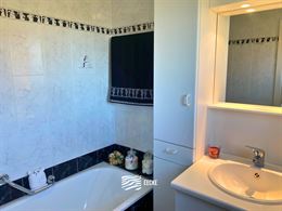 TE HUUR OP JAARBASIS  - Ruim gemeubeld of ongemeubeld appartement - gelegen tussen Nieuwpoort Bad en Nieuwpoort Stad - woonkamer met  ingerichte keuke...