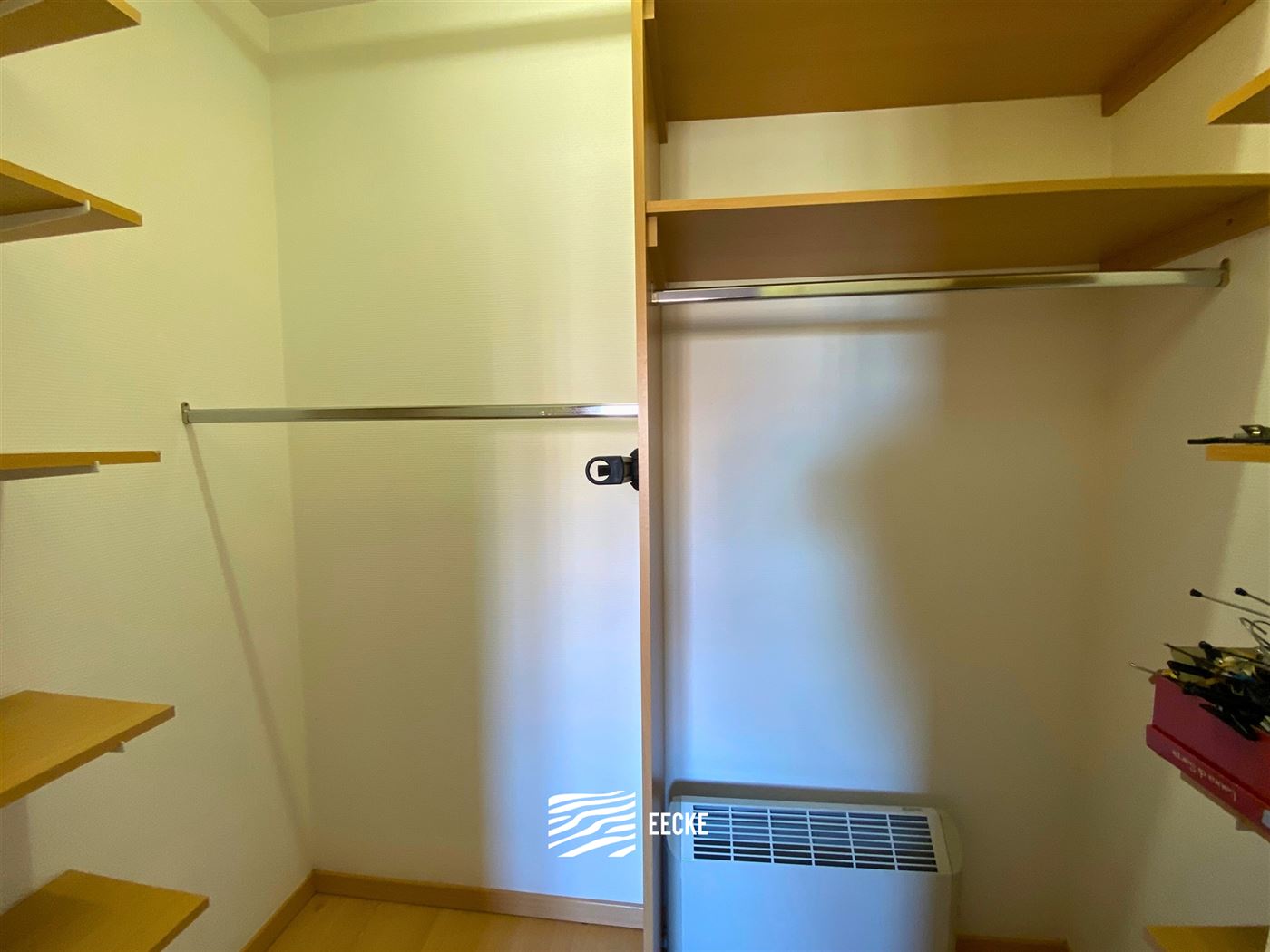 TE HUUR OP JAARBASIS  - Ruim gemeubeld of ongemeubeld appartement - gelegen tussen Nieuwpoort Bad en Nieuwpoort Stad - woonkamer met  ingerichte keuke...