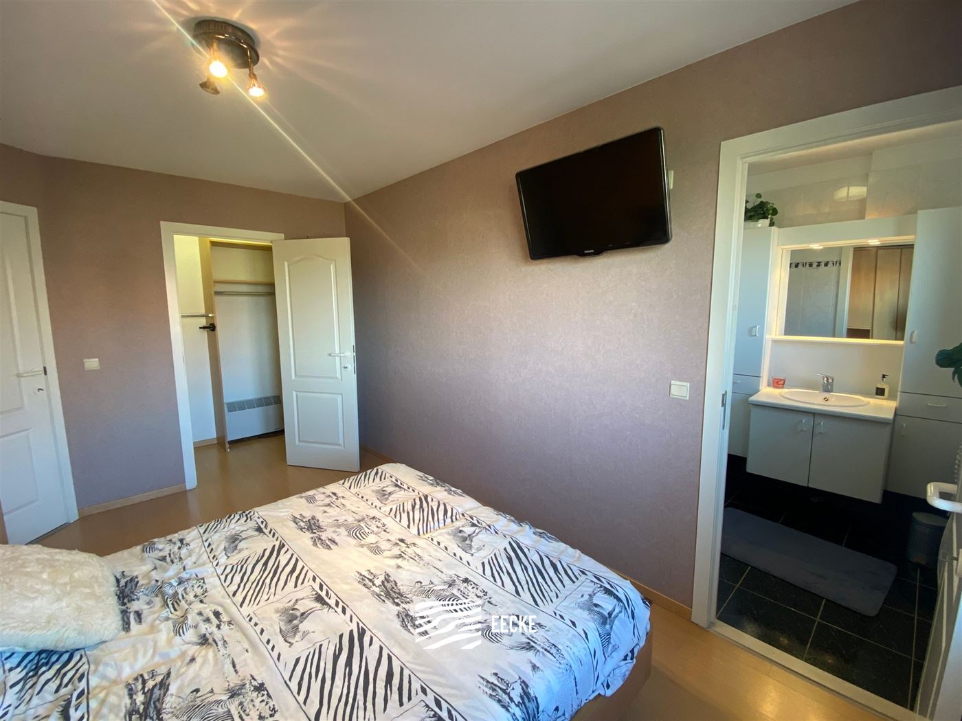 TE HUUR OP JAARBASIS  - Ruim gemeubeld of ongemeubeld appartement - gelegen tussen Nieuwpoort Bad en Nieuwpoort Stad - woonkamer met  ingerichte keuke...