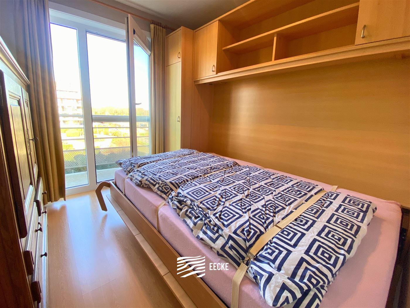 TE HUUR OP JAARBASIS  - Ruim gemeubeld of ongemeubeld appartement - gelegen tussen Nieuwpoort Bad en Nieuwpoort Stad - woonkamer met  ingerichte keuke...