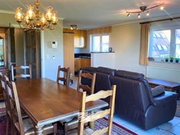 TE HUUR OP JAARBASIS  - Ruim gemeubeld of ongemeubeld appartement - gelegen tussen Nieuwpoort Bad en Nieuwpoort Stad - woonkamer met  ingerichte keuke...