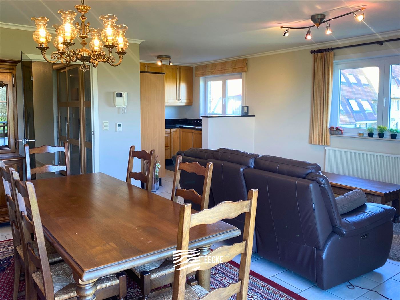 TE HUUR OP JAARBASIS  - Ruim gemeubeld of ongemeubeld appartement - gelegen tussen Nieuwpoort Bad en Nieuwpoort Stad - woonkamer met  ingerichte keuke...