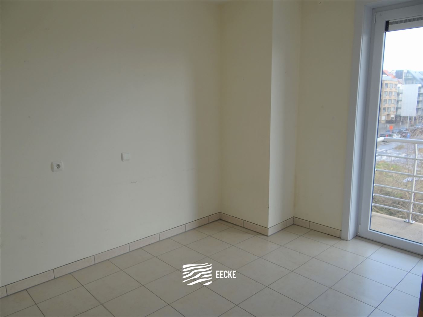 TE HUUR OP JAARBASIS - ongemeubeld appartement met zijdelings zeezicht - ingerichte open keuken - ingerichte badkamer met ligbad - 1  slaapkamer - ber...