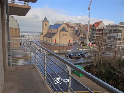 A LOUER A L'ANNEE - appartement non-meublé avec vue sur mer latérale - cuisine ouverte équipée - salle de bains équipée d'une baignoire - une ch...