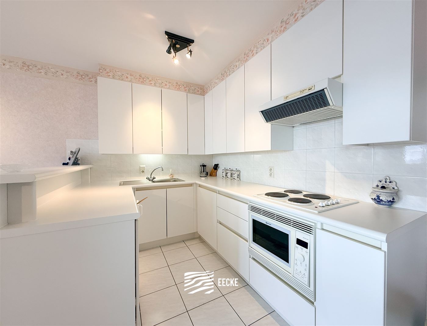 Panorama D1 F0202 - Zonnig appartement met twee slaapkamers - Gelegen op de tweede verdieping, uitgevend op de Elisalaan - Inkomhal met gastentoilet -...