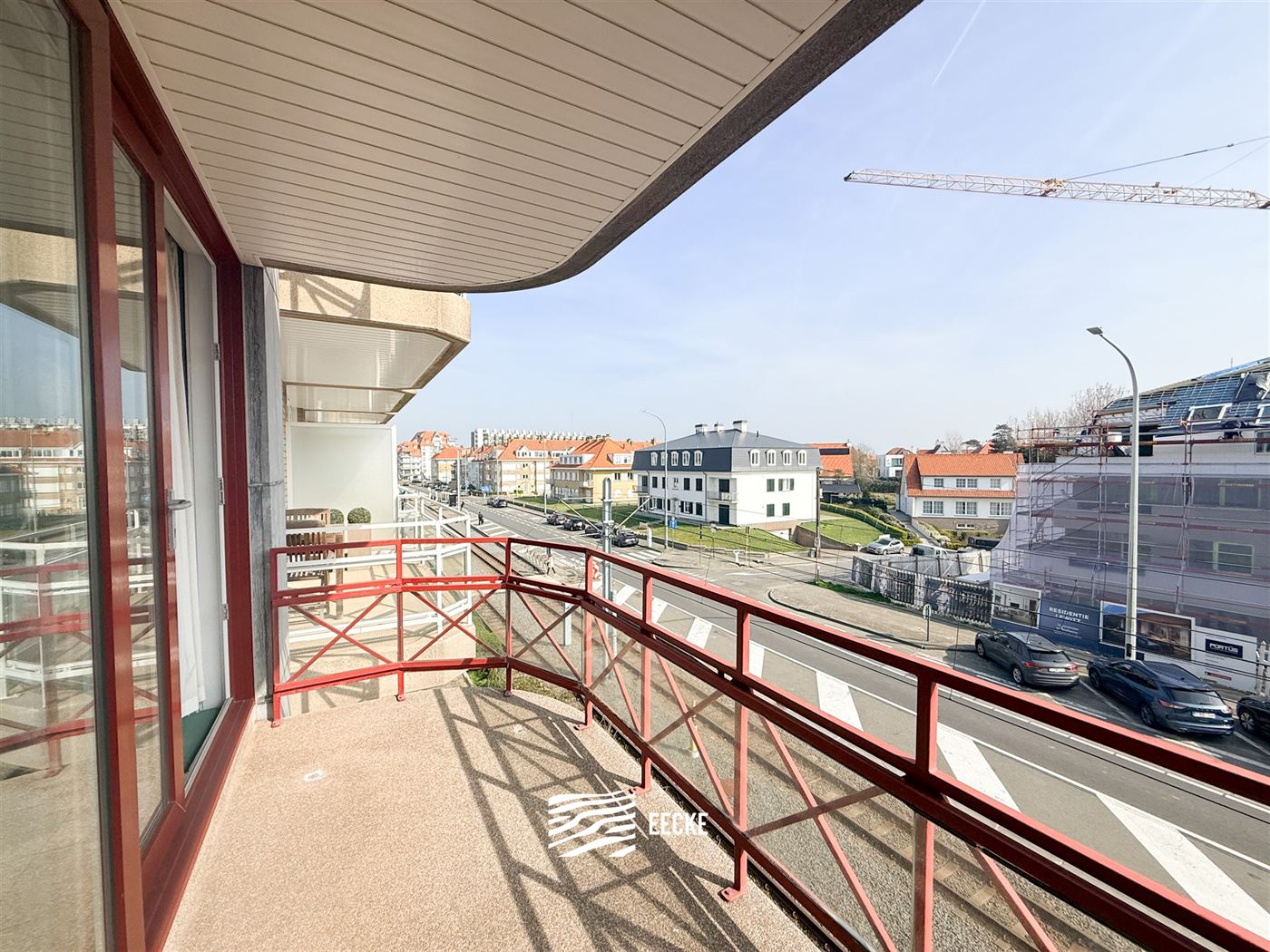 Panorama D1 F0202 - Zonnig appartement met twee slaapkamers - Gelegen op de tweede verdieping, uitgevend op de Elisalaan - Inkomhal met gastentoilet -...
