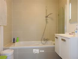 TE HUUR OP JAARBASIS - gemeubeld appartement op vakantiedomein Karthuizer met uniek zicht op natuurgebied - living met zijdelings zeezicht - ingericht...