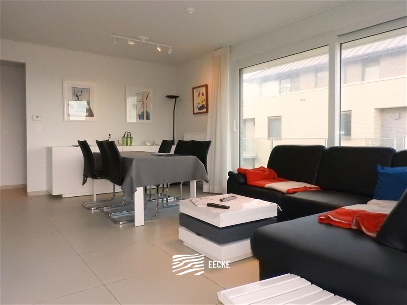 TE HUUR OP JAARBASIS - gemeubeld appartement op vakantiedomein Karthuizer met uniek zicht op natuurgebied - living met zijdelings zeezicht - ingericht...