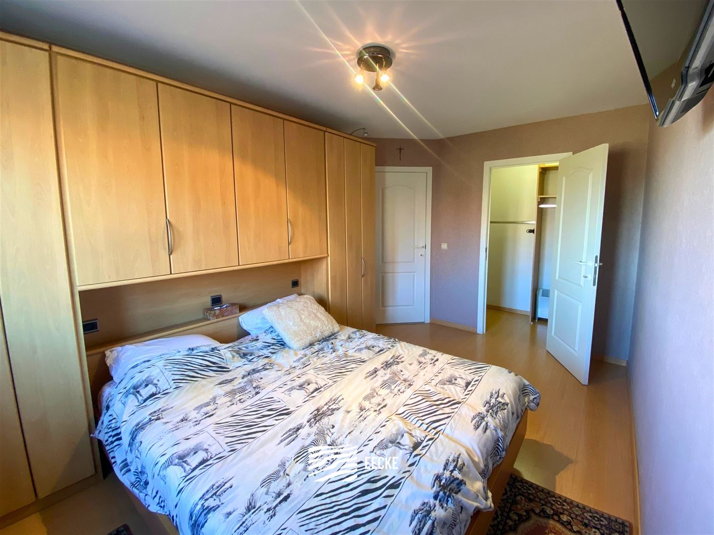 TE HUUR OP JAARBASIS  - Ruim gemeubeld of ongemeubeld appartement - gelegen tussen Nieuwpoort Bad en Nieuwpoort Stad - woonkamer met  ingerichte keuke...