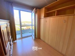 TE HUUR OP JAARBASIS  - Ruim gemeubeld of ongemeubeld appartement - gelegen tussen Nieuwpoort Bad en Nieuwpoort Stad - woonkamer met  ingerichte keuke...