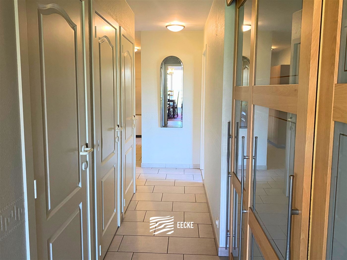 TE HUUR OP JAARBASIS  - Ruim gemeubeld of ongemeubeld appartement - gelegen tussen Nieuwpoort Bad en Nieuwpoort Stad - woonkamer met  ingerichte keuke...