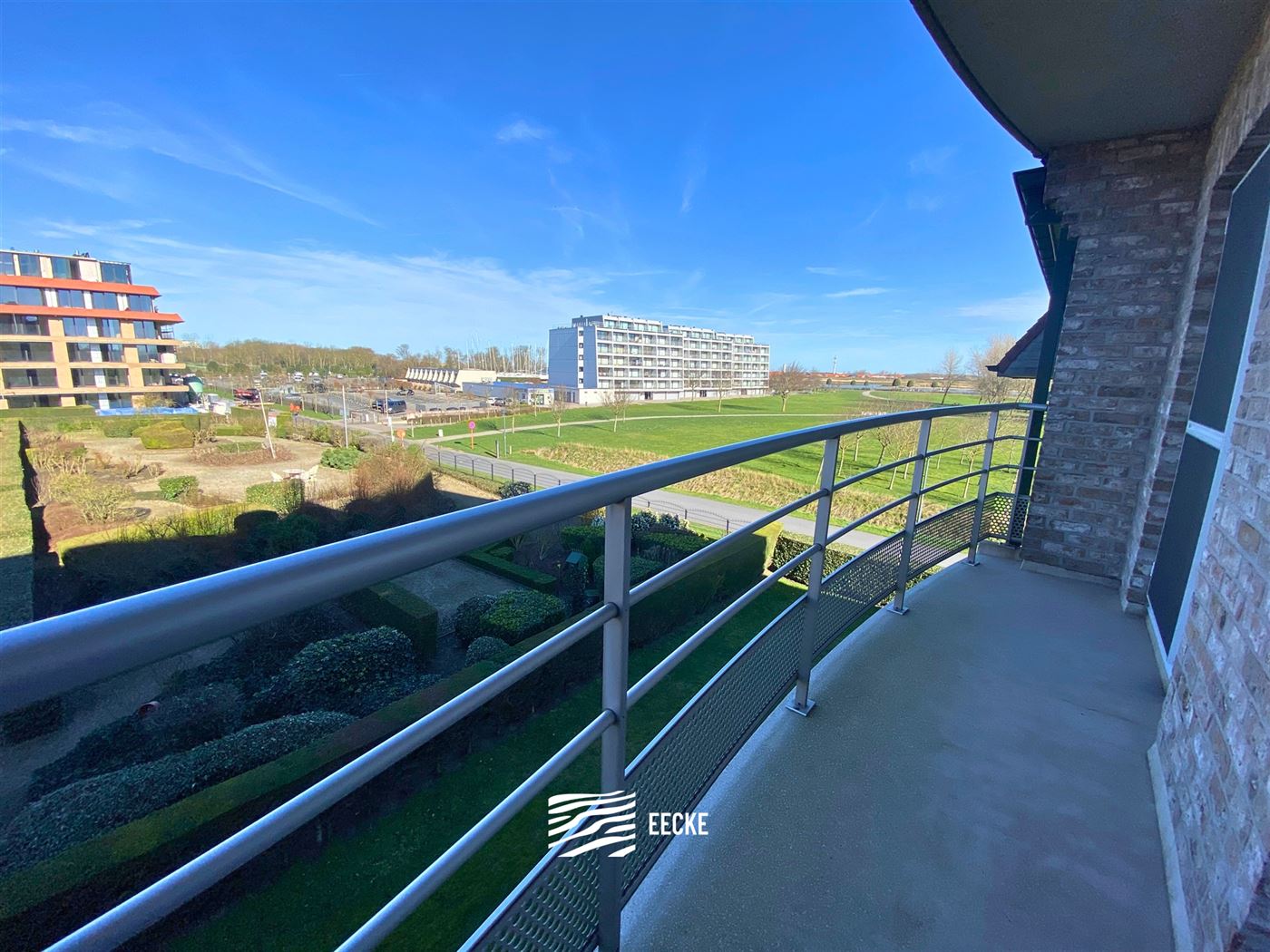 TE HUUR OP JAARBASIS  - Ruim gemeubeld of ongemeubeld appartement - gelegen tussen Nieuwpoort Bad en Nieuwpoort Stad - woonkamer met  ingerichte keuke...