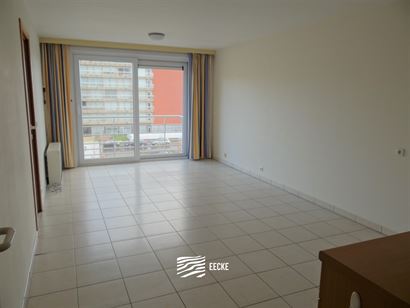 A LOUER A L'ANNEE - appartement non-meublé avec vue sur mer latérale - cuisine ouverte équipée - salle de bains équipée d'une baignoire - une ch...