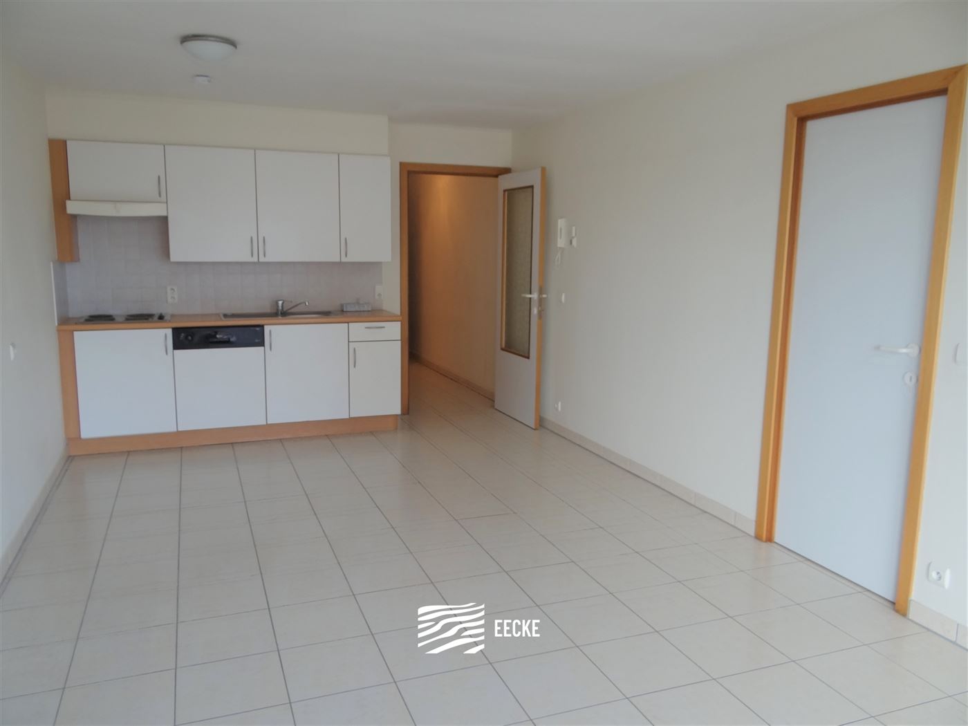 TE HUUR OP JAARBASIS - ongemeubeld appartement met zijdelings zeezicht - ingerichte open keuken - ingerichte badkamer met ligbad - 1  slaapkamer - ber...