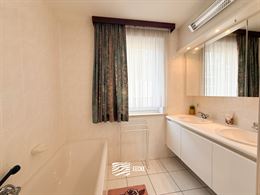 Panorama D1 F0202 - Zonnig appartement met twee slaapkamers - Gelegen op de tweede verdieping, uitgevend op de Elisalaan - Inkomhal met gastentoilet -...