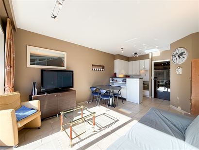 Res. Casino D1 0305 - Appartement ensoleillé avec chambre et coin nuit - Situation centrale dans la rue commerçante, au troisième étage - Hall d'e...