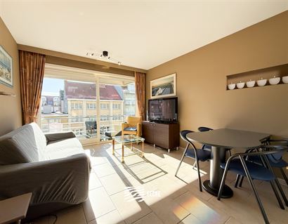 Res. Casino D1 0305 - Appartement ensoleillé avec chambre et coin nuit - Situation centrale dans la rue commerçante, au troisième étage - Hall d'e...