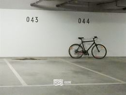 TE HUUR OP JAARBASIS - gemeubeld appartement op vakantiedomein Karthuizer met uniek zicht op natuurgebied - living met zijdelings zeezicht - ingericht...