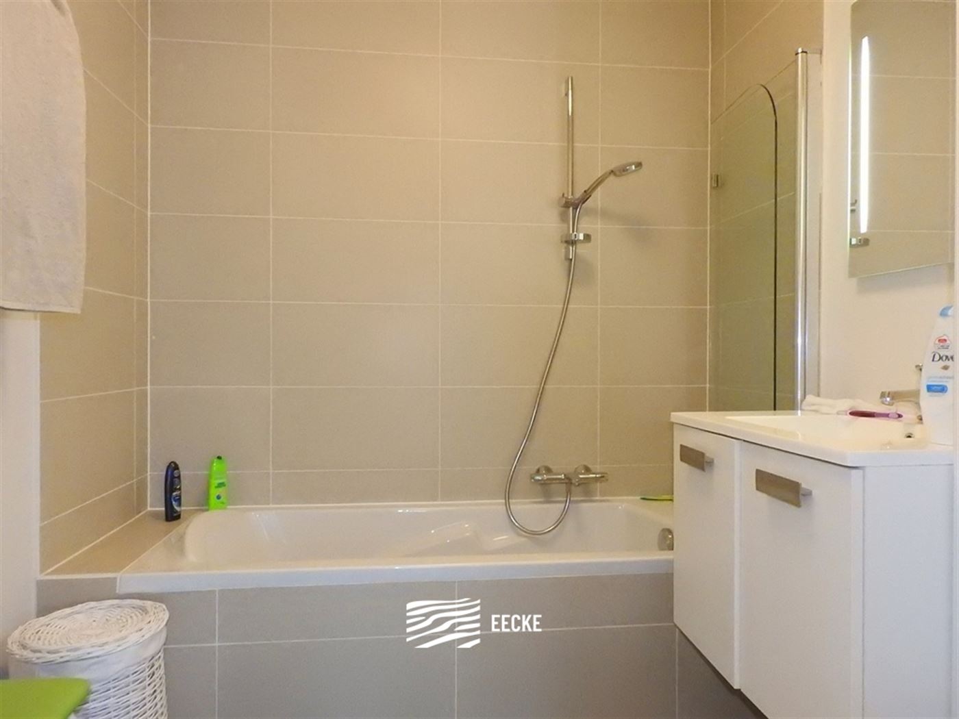 TE HUUR OP JAARBASIS - gemeubeld appartement op vakantiedomein Karthuizer met uniek zicht op natuurgebied - living met zijdelings zeezicht - ingericht...