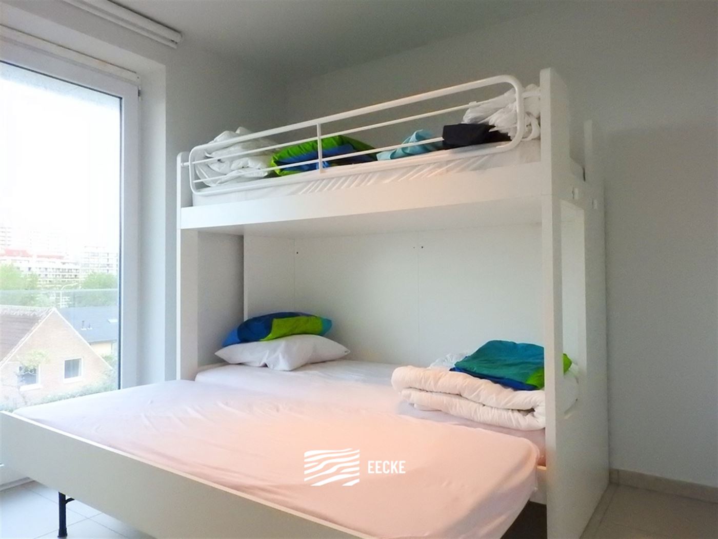 TE HUUR OP JAARBASIS - gemeubeld appartement op vakantiedomein Karthuizer met uniek zicht op natuurgebied - living met zijdelings zeezicht - ingericht...