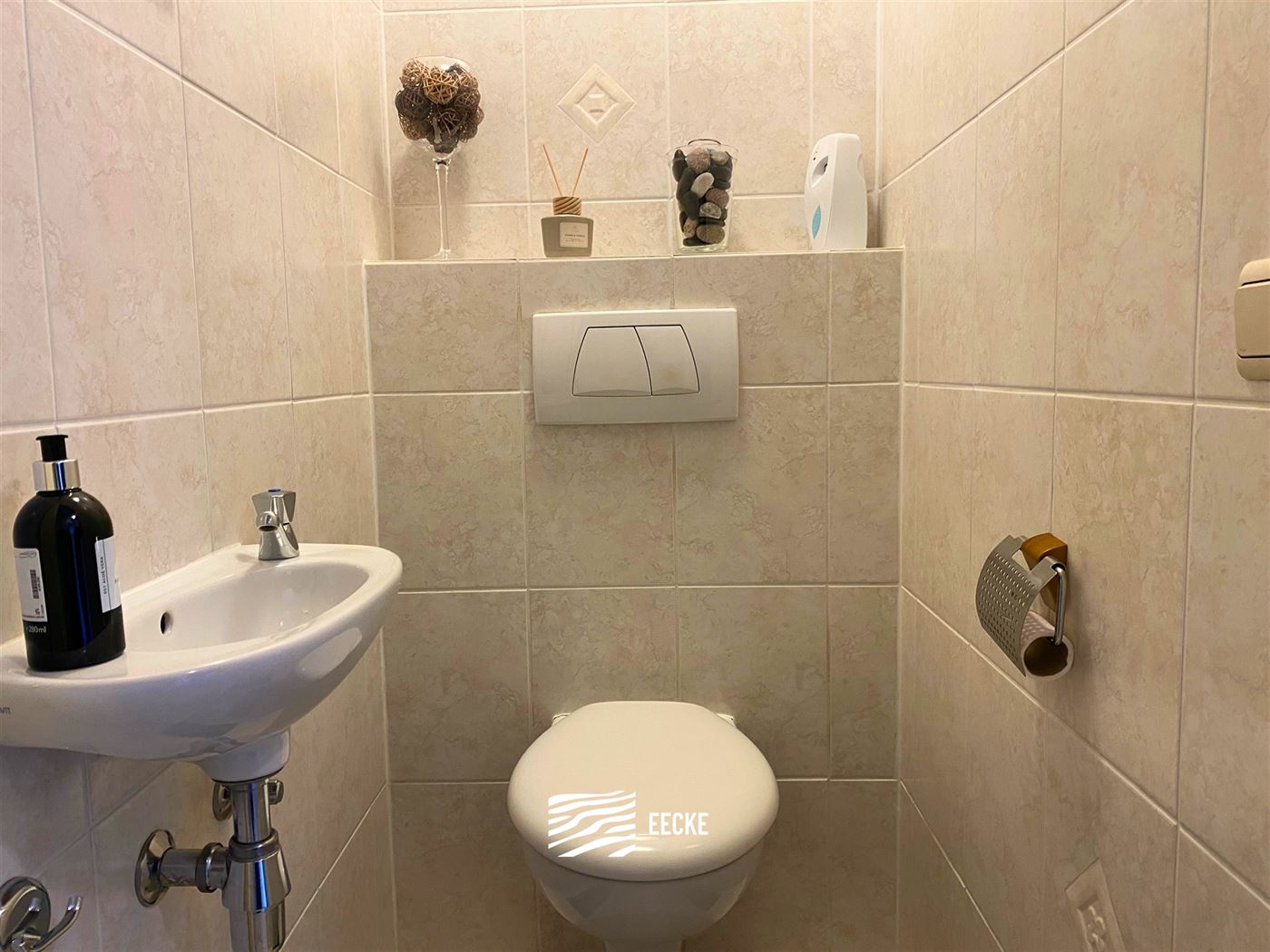 TE HUUR OP JAARBASIS  - Ruim gemeubeld of ongemeubeld appartement - gelegen tussen Nieuwpoort Bad en Nieuwpoort Stad - woonkamer met  ingerichte keuke...
