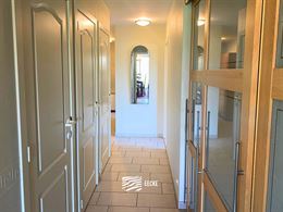 TE HUUR OP JAARBASIS  - Ruim gemeubeld of ongemeubeld appartement - gelegen tussen Nieuwpoort Bad en Nieuwpoort Stad - woonkamer met  ingerichte keuke...