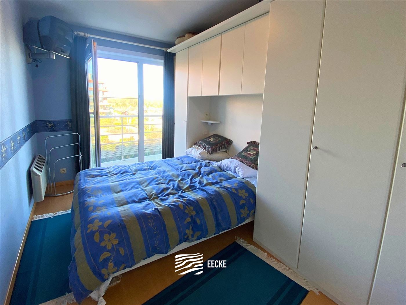 TE HUUR OP JAARBASIS  - Ruim gemeubeld of ongemeubeld appartement - gelegen tussen Nieuwpoort Bad en Nieuwpoort Stad - woonkamer met  ingerichte keuke...