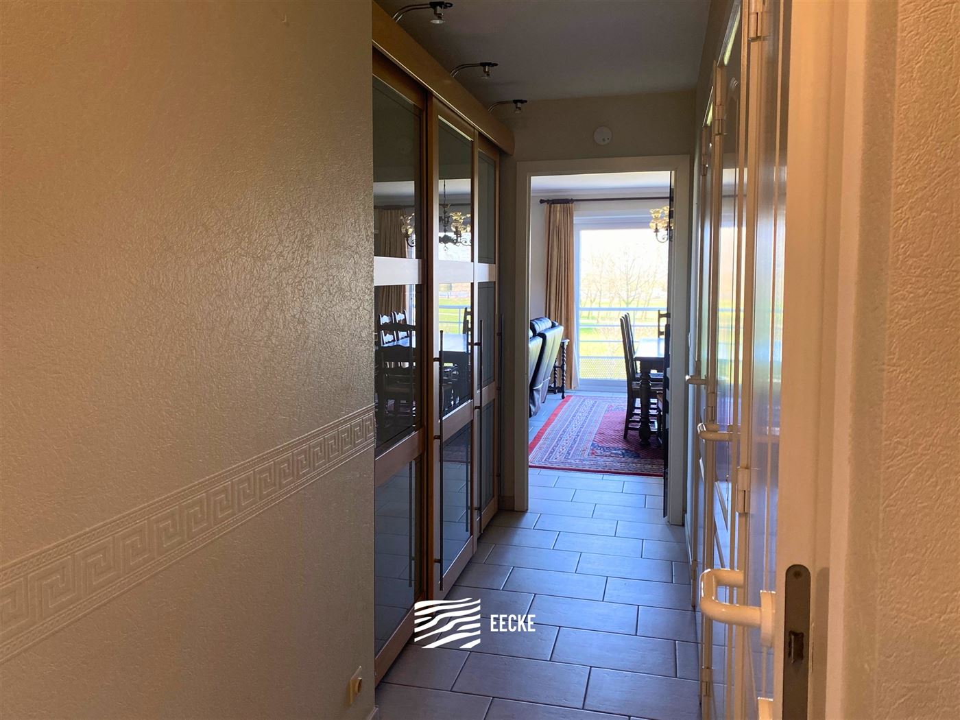 TE HUUR OP JAARBASIS  - Ruim gemeubeld of ongemeubeld appartement - gelegen tussen Nieuwpoort Bad en Nieuwpoort Stad - woonkamer met  ingerichte keuke...