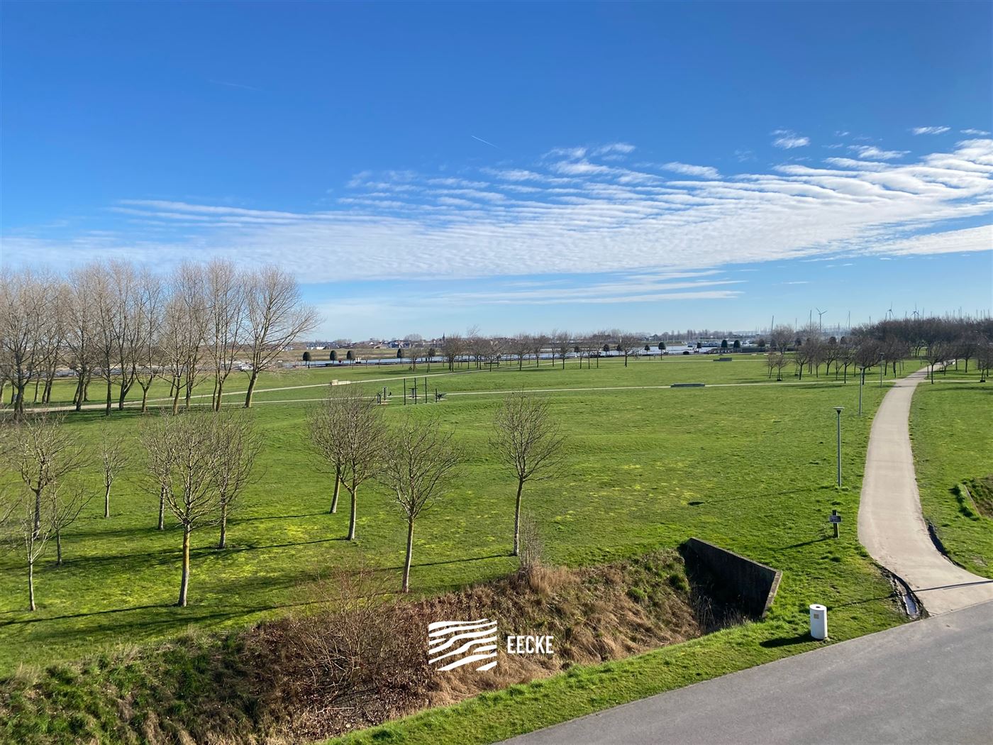 TE HUUR OP JAARBASIS  - Ruim gemeubeld of ongemeubeld appartement - gelegen tussen Nieuwpoort Bad en Nieuwpoort Stad - woonkamer met  ingerichte keuke...