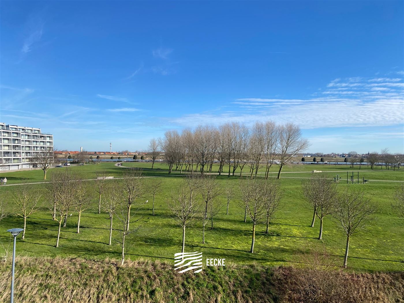 TE HUUR OP JAARBASIS  - Ruim gemeubeld of ongemeubeld appartement - gelegen tussen Nieuwpoort Bad en Nieuwpoort Stad - woonkamer met  ingerichte keuke...