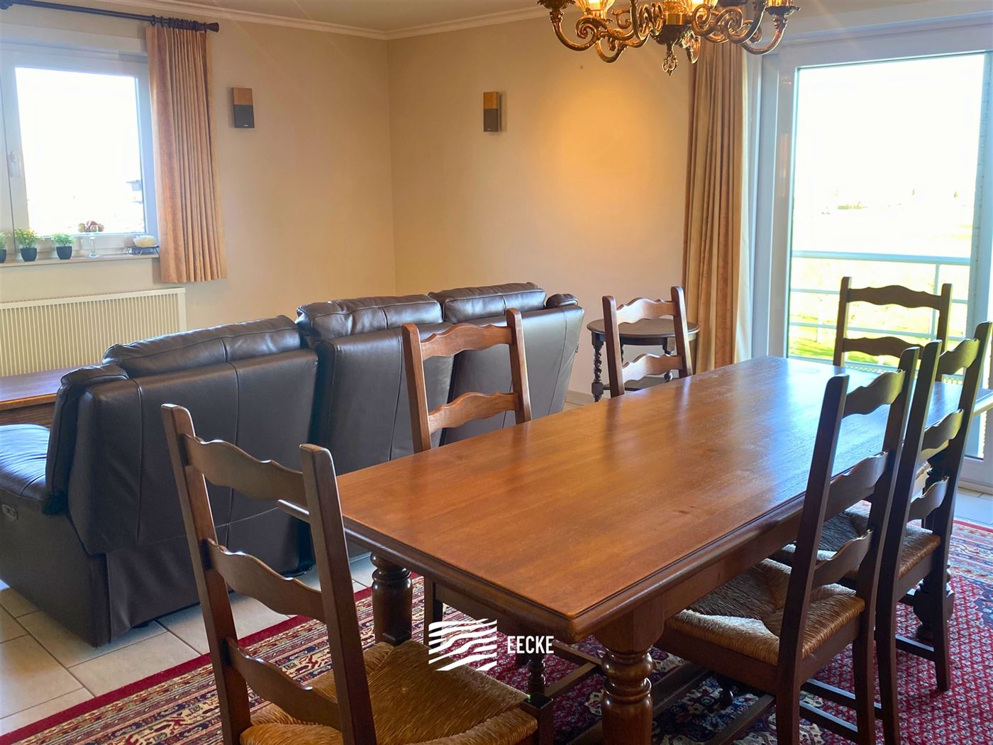 TE HUUR OP JAARBASIS  - Ruim gemeubeld of ongemeubeld appartement - gelegen tussen Nieuwpoort Bad en Nieuwpoort Stad - woonkamer met  ingerichte keuke...