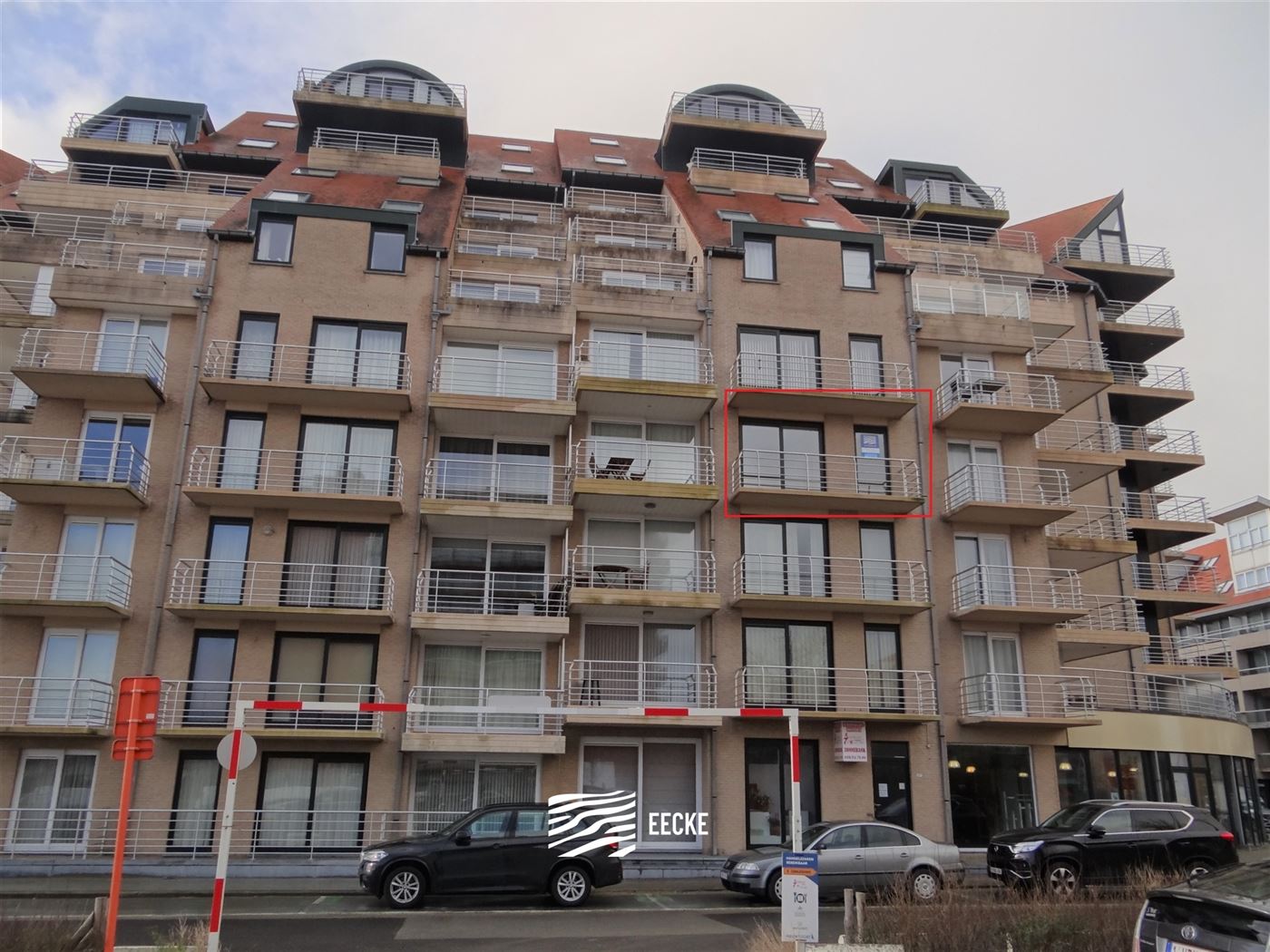 TE HUUR OP JAARBASIS - ongemeubeld appartement met zijdelings zeezicht - ingerichte open keuken - ingerichte badkamer met ligbad - 1  slaapkamer - ber...