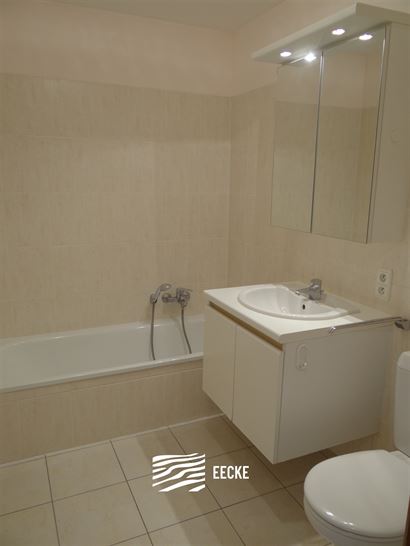 A LOUER A L'ANNEE - appartement non-meublé avec vue sur mer latérale - cuisine ouverte équipée - salle de bains équipée d'une baignoire - une ch...