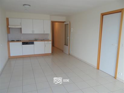 A LOUER A L'ANNEE - appartement non-meublé avec vue sur mer latérale - cuisine ouverte équipée - salle de bains équipée d'une baignoire - une ch...