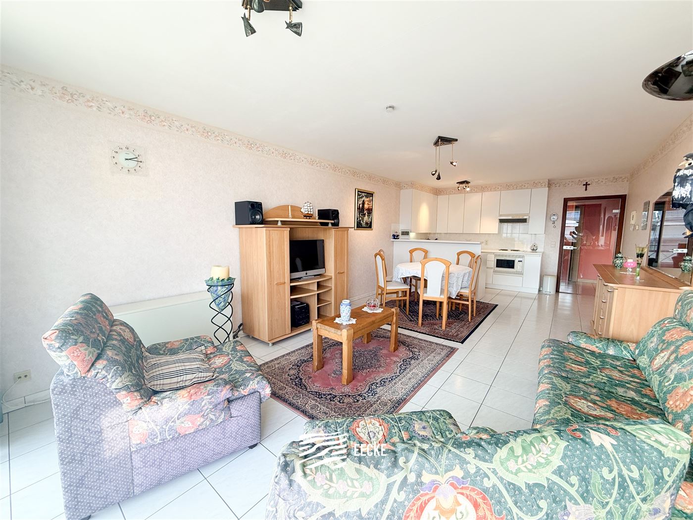 Panorama D1 F0202 - Zonnig appartement met twee slaapkamers - Gelegen op de tweede verdieping, uitgevend op de Elisalaan - Inkomhal met gastentoilet -...