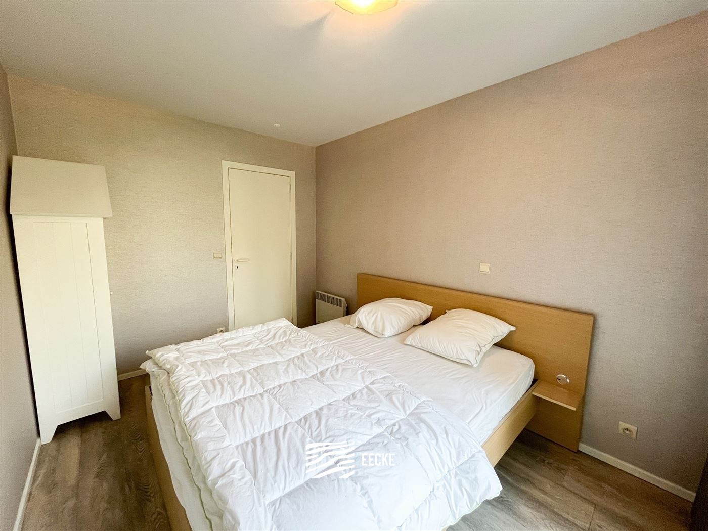 TE HUUR OP JAARBASIS - Gezellig appartement met ruime slaapkamer - zonnig terras met zicht op de gouden schildpad - living met open keuken - inkomhal ...
