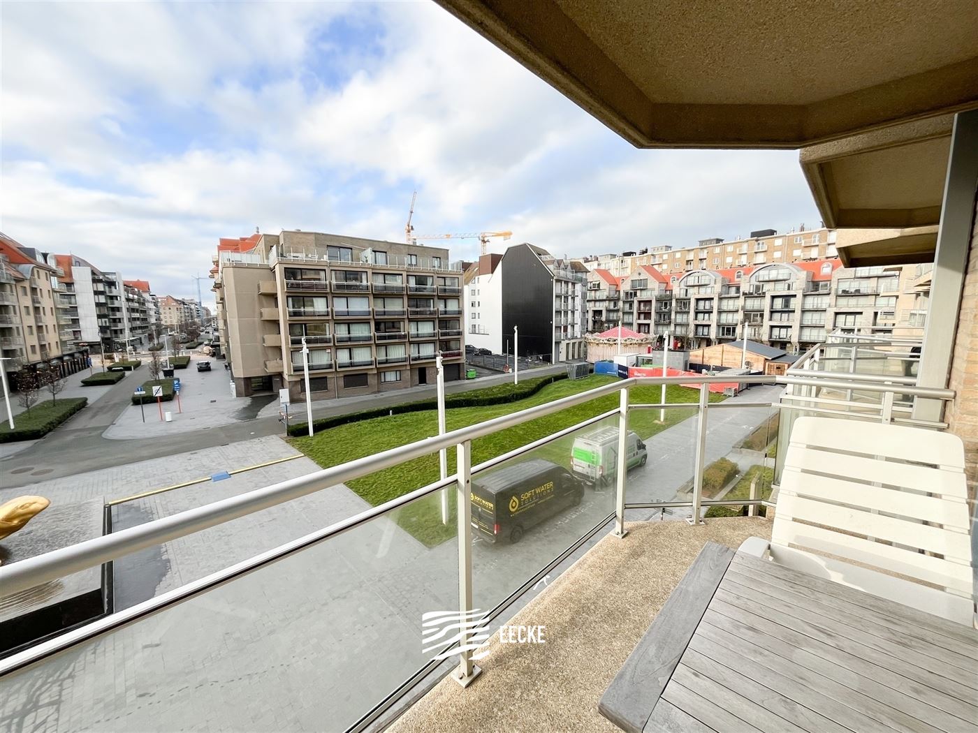 TE HUUR OP JAARBASIS - Gezellig appartement met ruime slaapkamer - zonnig terras met zicht op de gouden schildpad - living met open keuken - inkomhal ...