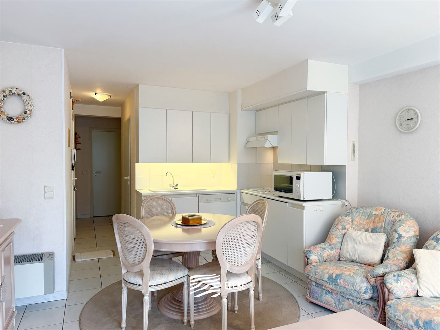 Res. Orchidee 0402 - Zonnig appartement met zeezicht van op de vierde verdieping - Gelegen in een zijstraat van de Zeedijk van Koksijde - Inkom - Lich...