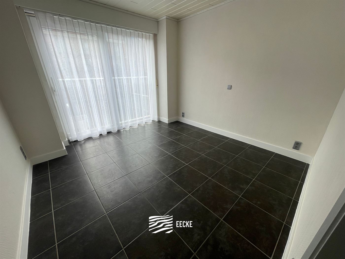 ONGEMEUBELD APPARTEMENT TE HUUR OP JAARBASIS - Centraal gelegen in de winkelstraat - Woonkamer met open keuken - Badkamer met ligbad - 2 slaapkamers w...