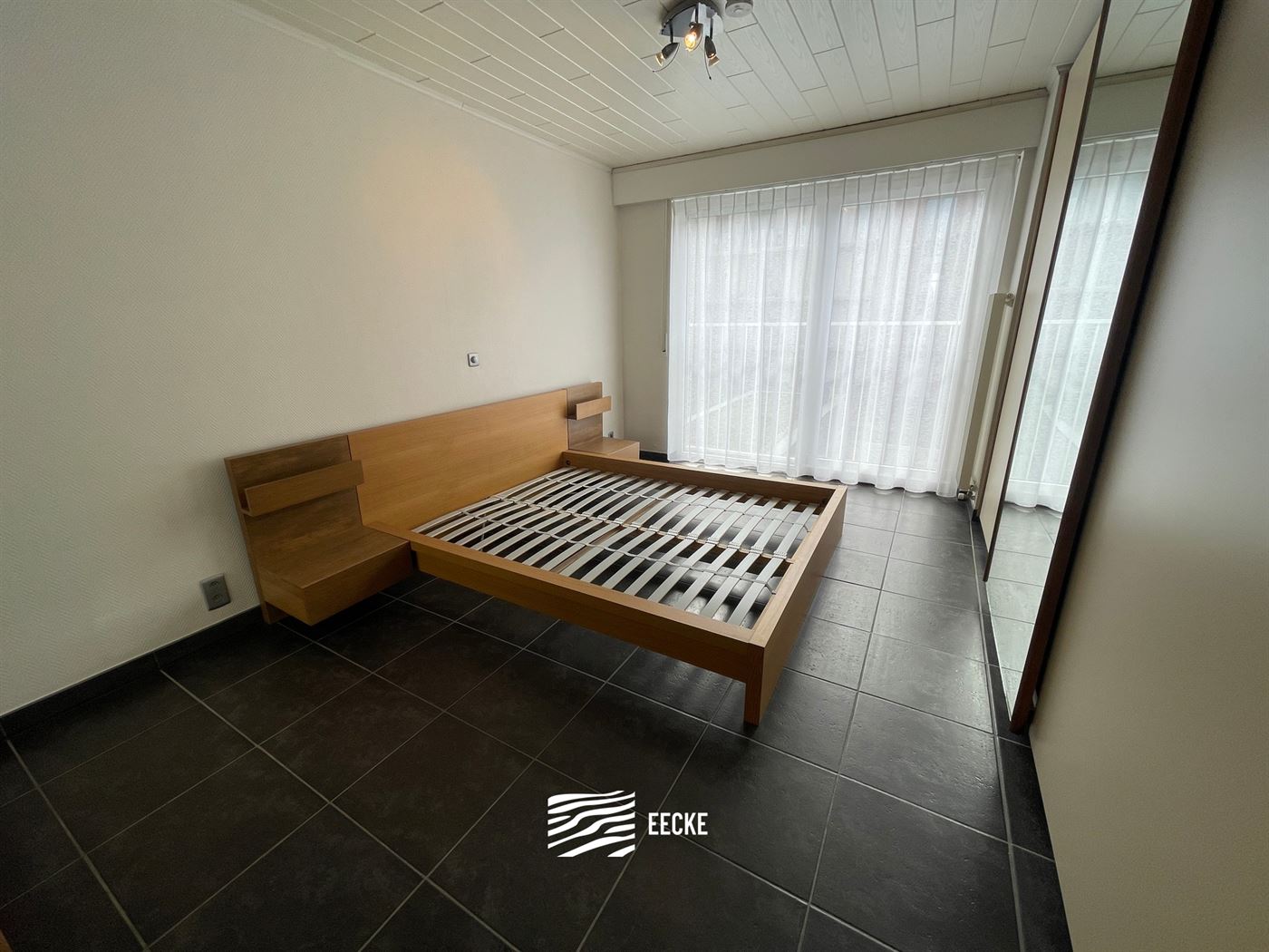 ONGEMEUBELD APPARTEMENT TE HUUR OP JAARBASIS - Centraal gelegen in de winkelstraat - Woonkamer met open keuken - Badkamer met ligbad - 2 slaapkamers w...