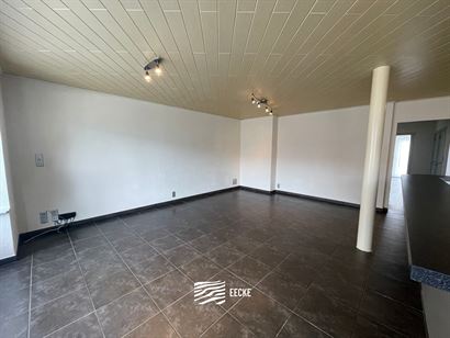 APPARTEMENT NON-MEUBLE A LOUER A L'ANNEE - Situé au coeur de la rue commerçante - Séjour avec cuisine ouverte - Salle de bains avec baignoire - 2 c...