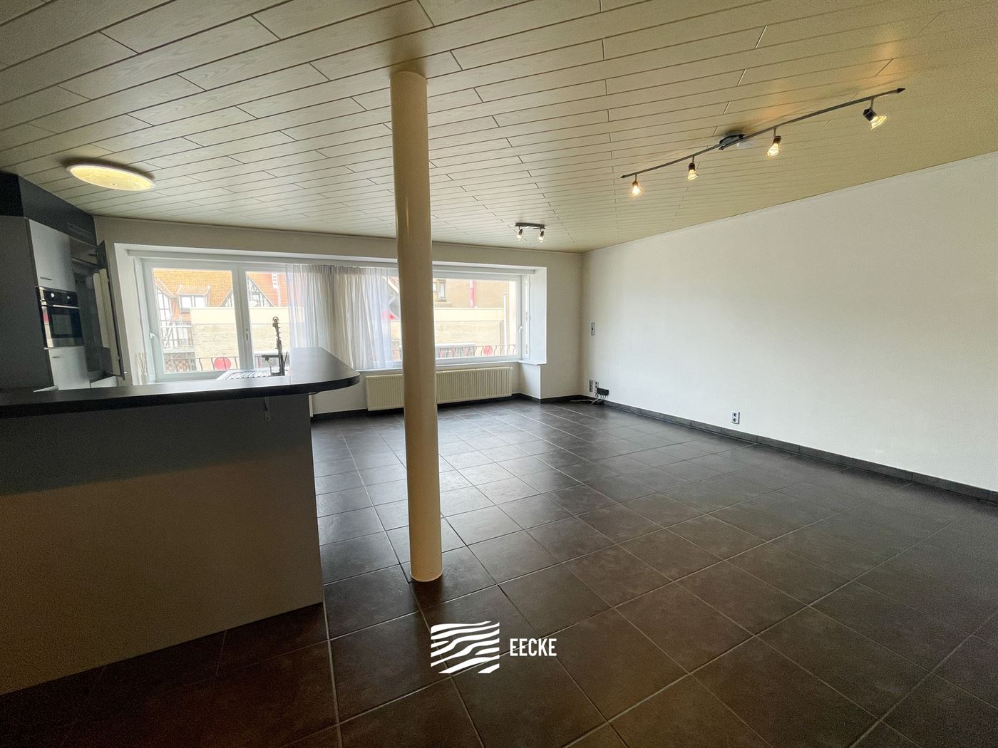 ONGEMEUBELD APPARTEMENT TE HUUR OP JAARBASIS - Centraal gelegen in de winkelstraat - Woonkamer met open keuken - Badkamer met ligbad - 2 slaapkamers w...