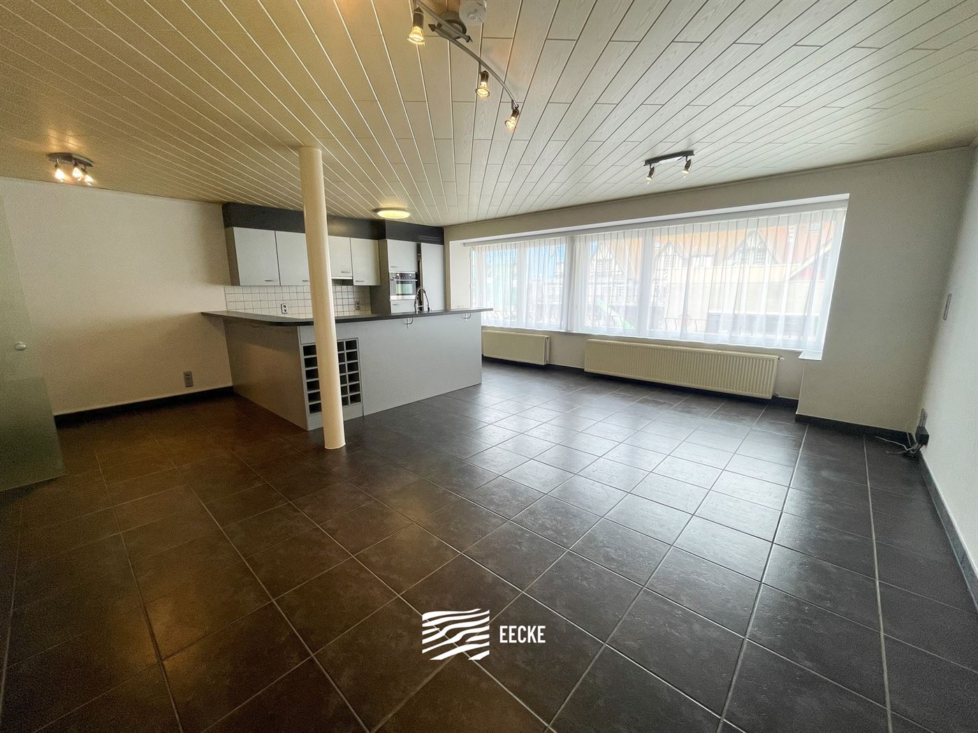 ONGEMEUBELD APPARTEMENT TE HUUR OP JAARBASIS - Centraal gelegen in de winkelstraat - Woonkamer met open keuken - Badkamer met ligbad - 2 slaapkamers w...