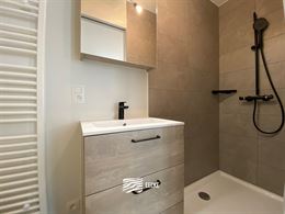 TE HUUR OP JAARBASIS - Ongemeubeld appartement in nieuwe residentie - middelgroot terras - woonkamer met open keuken - 2 slaapkamers met ingebouwde ka...